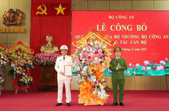 Thượng tướng Nguyễn Ngọc Lâm, Thứ trưởng Bộ Công an trao quyết định, tặng hoa chúc mừng tân Giám đốc Công an tỉnh Ninh Bình (Ảnh: Thanh Bình).