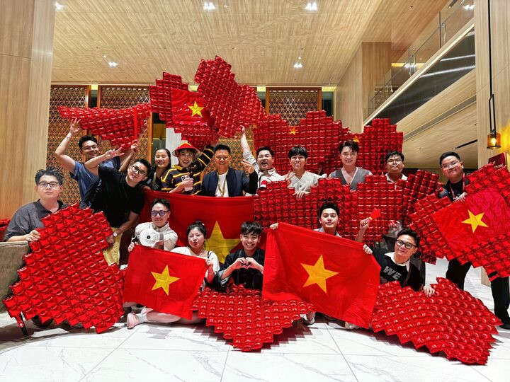 Nhiều bạn bè, đồng nghiệp đã có mặt tại Thái Lan để cổ vũ Hương Giang.