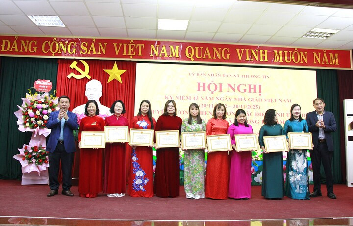 Nhiều tập thể, cá nhân được UBND TP tặng Bằng khen.