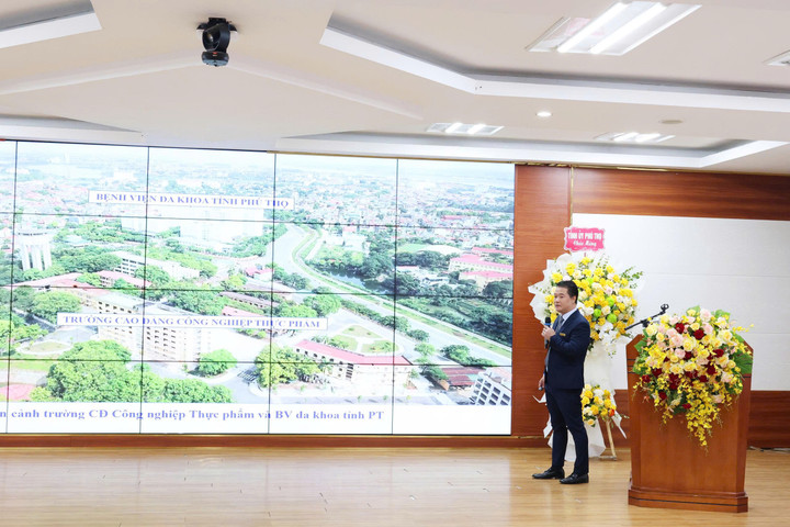 BSCKII. Lê Đình Thanh Sơn, Giám đốc Bệnh viện Đa khoa tỉnh Phú Thọ, báo cáo những kết quả đạt được trong những năm qua của Bệnh viện.