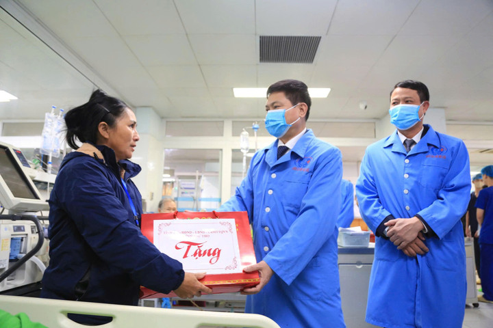 Bí thư Tỉnh ủy Phú Thọ tặng quà cho người nhà bệnh nhân đang điều trị tại Bệnh viện Đa khoa tỉnh Phú Thọ.