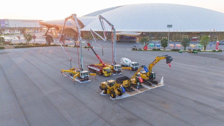 Zone de démonstration de machines industrielles géantes dans l'espace extérieur du VEC.