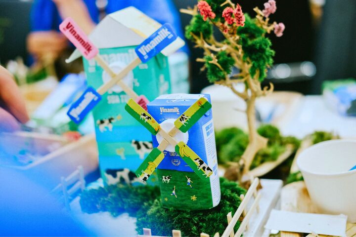 Những chiếc vỏ hộp sữa Vinamilk được “tái sinh” thành những mô hình xinh xắn. (Ảnh: Minh Anh).