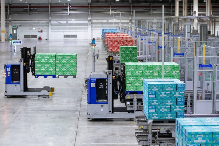 Các robot LGV giúp giảm 62% lượng khí thải CO₂ so với xe nâng chạy nhiên liệu hóa thạch. (Ảnh: Nam Anh)