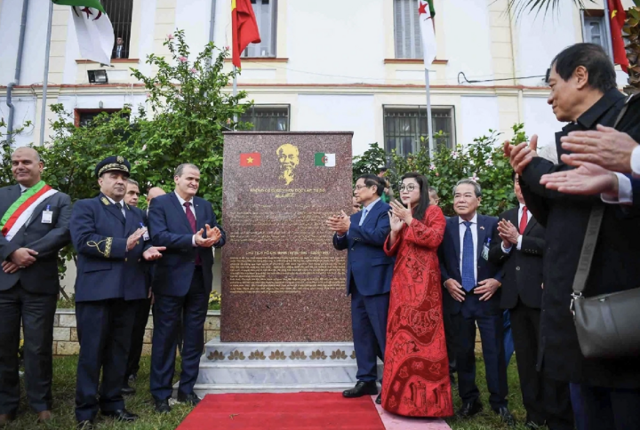 Thủ tướng Phạm Minh Chính thăm Đại lộ Hồ Chí Minh khánh thành bia tưởng niệm về Bác tại Algeria.