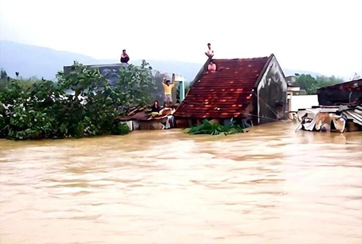 Nước ngập sâu, dân vùng lũ Gia Lai đứng trên mái nhà cầu cứu
