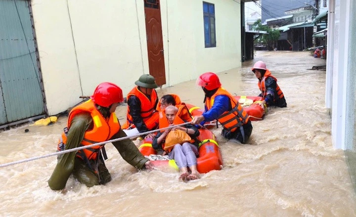 Lực lượng công an, quân đội dầm mình trong nước cứu người dân vùng lũ Gia Lai.