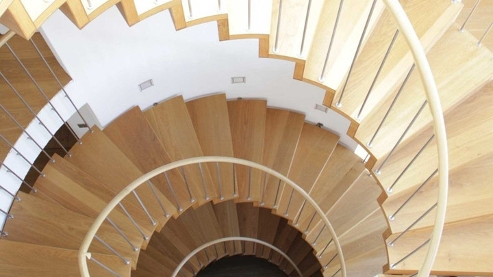 Mặt bậc cầu thang gỗ tự nhiên có nhiều ưu điểm. (Ảnh: Noithatmanhhe)