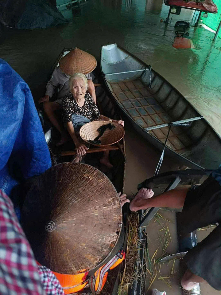 Người lớn tuổi được cứu giữa đêm.