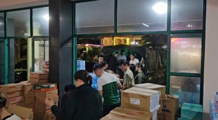 Vận chuyển hàng cứu trợ ngay trong đêm. (Ảnh: Fanpage MTTQ Việt Nam)