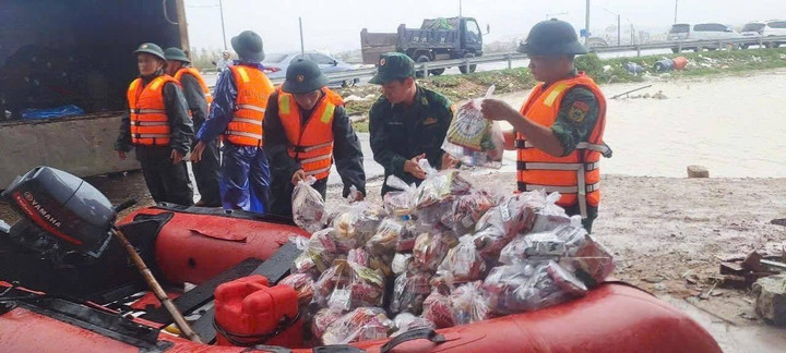 Lực lượng chức năng đưa hàng cứu trợ đến với người dân bị ngập lụt. (Ảnh: MTTQ Việt Nam
