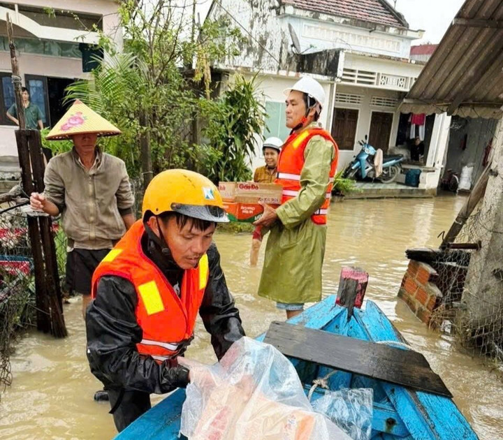 Ủy ban MTTQ Việt Nam tỉnh Gia Lai vận chuyển hàng cứu trợ đến người dân vùng lũ.