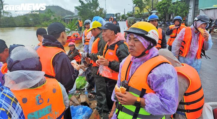 Đội cứu hộ thiện nguyện ăn uống tại chỗ, túc trực 24/24 những nơi ngập sâu để kịp thời cứu hộ, cứu nạn người dân.