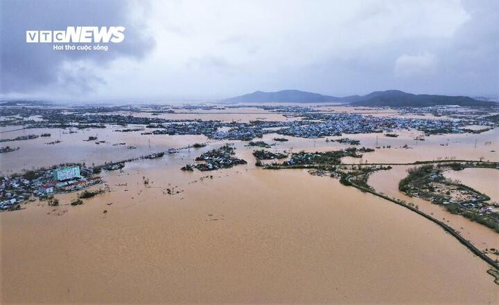 Liên tục 2 ngày qua, khu vực hạ lưu phía Đông tỉnh Gia Lai hứng chịu những trận mưa trắng trời, nước lũ dâng cao tại nhiều vùng trũng. Hàng chục nghìn người dân bị cô lập hoàn toàn.