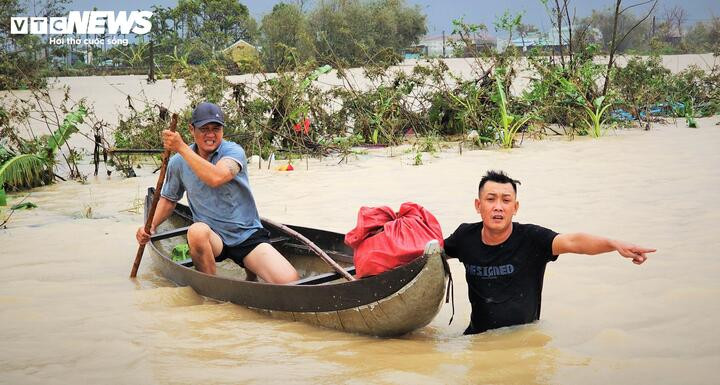 Người đàn ông phường Quy Nhơn Đông mừng rỡ khi gặp lực lượng cứu hộ, nhờ hỗ trợ ứng cứu vợ con sau 1 đêm thất lạc, ngâm mình dưới dòng nước.