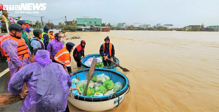 Trước tình hình nguy cấp, đội cứu hộ tự nguyện đã vào cuộc hơn 2 ngày đêm, bám trụ tại các khu vực ngập sâu, lao mình giữa dòng nước xiết để đưa người dân đến nơi an toàn và đồng thời tiếp tế lương thực cho những nơi chưa thể tiếp cận.