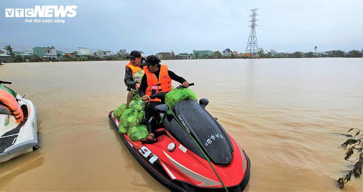 Những người lao vào nguy hiểm để đưa đồng bào đến nơi an toàn - 14