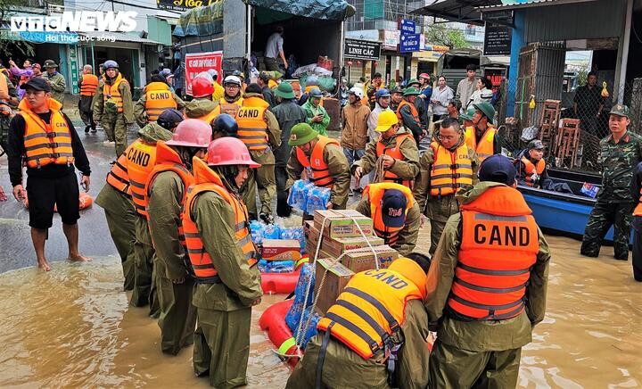 Sáng 20/11, chính quyền địa phương và các lực lượng chức năng tỉnh Gia Lai vẫn đang tổ chức cung ứng lương thực, nước uống và đồ ăn sẵn theo từng chuyến.