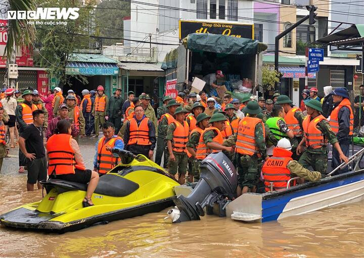 Đáp lại lời cầu cứu khẩn thiết 2 ngày nay là từng đó thời gian lực lượng cứu hộ là bộ đội, công an, những nhóm thiện nguyện ngày đêm ngâm mình vượt lũ giải cứu người dân. Sáng 20/11 các lực lượng chức năng, công an, quân đội cùng đội ngũ tình nguyện viên đã chạy đua với thời gian để tiếp cận các khu vực ngập sâu, đưa người dân ra ngoài.