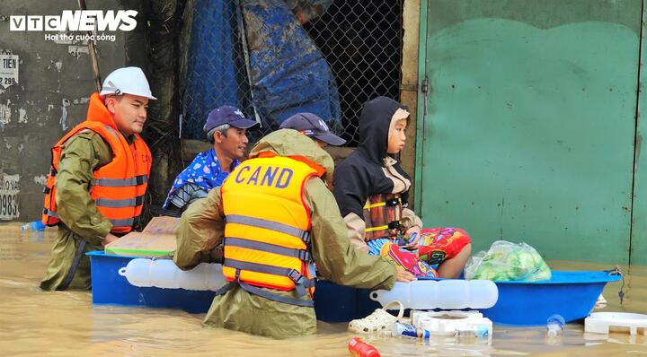 Những người lao vào nguy hiểm để đưa đồng bào đến nơi an toàn - 9