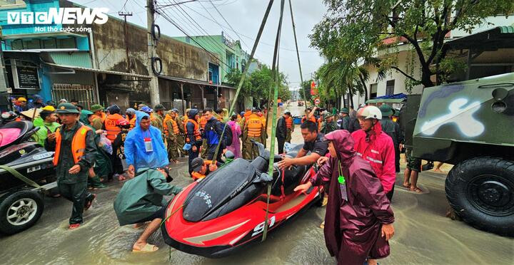 Các nhóm làm du lịch tại khu vực Nhơn Lý và Nhơn Hải (phường Quy Nhơn Đông) đã chủ động tập hợp lực lượng, huy động 2 chiếc ca nô, hơn 10 chiếc mô tô nước và hàng chục thuyền thúng đến những khu vực nước cuốn mạnh, nơi có nhiều gia đình, đặc biệt là người già và trẻ nhỏ đang bị mắc kẹt.