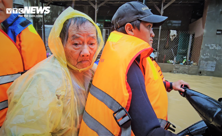 Ánh mắt thẫn thờ, mệt mỏi của cụ ông sau hơn 2 ngày dầm mình trong nước lũ.
