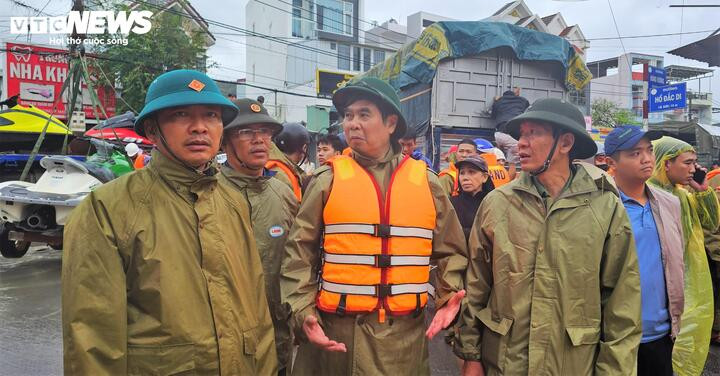 Ông Lâm Hải Giang, Phó Chủ tịch UBND tỉnh Gia Lai có mặt tại các tâm điểm lũ để chỉ đạo, động viên các lực lượng chức năng sớm đưa người dân từ các điểm ngập sâu ra khu vực an toàn.