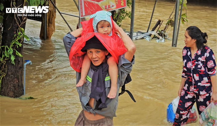 Người già, trẻ nhỏ và phụ nữ mang thai được hướng dẫn di chuyển ra khỏi vùng bị cô lập đến nơi an toàn.