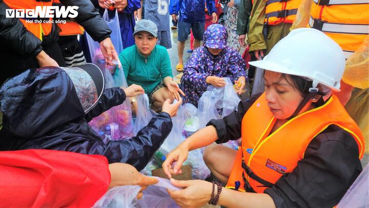 Hai ngày và một đêm trắng, nơi tâm lũ, tình người trở thành điểm tựa mạnh mẽ nhất tại vùng rốn lũ Gia Lai