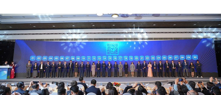 Đại diện NAPAS cùng 25 ngân hàng cam kết đồng hành thúc đẩy thanh toán nội địa và xuyên biên giới. (Nguồn: NAPAS)