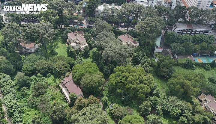 Nhiều biệt thự trong khu đất số 1 Lý Thái Tổ đã xuống cấp.