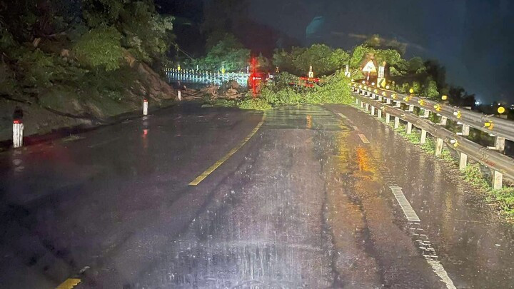 Đèo Cả xuất hiện hàng loạt điểm sạt lở khiến giao thông tê liệt.