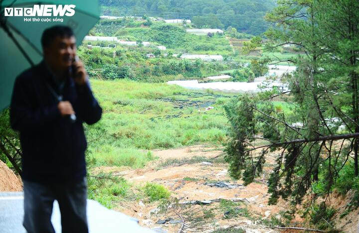 Lượng lớn đất đá, cây cối bị cuốn trôi xuống vực sâu.