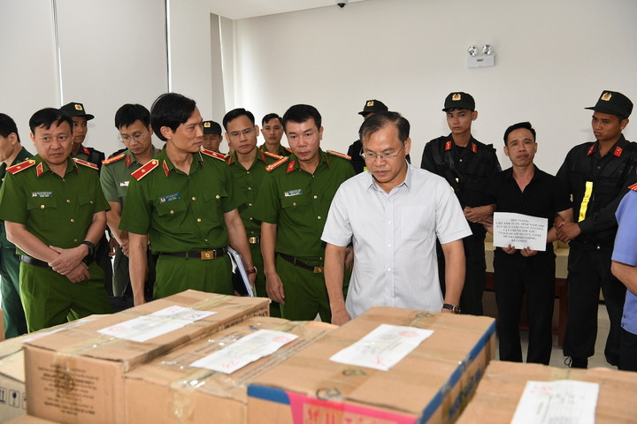 Thượng tướng Nguyễn Văn Long cùng lãnh đạo Cục C04 kiểm tra tang vật thu giữ