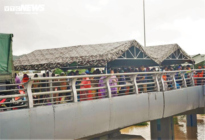 Hai lều dã chiến được dựng tại nút giao Ngọc Hội, điểm giao giữa đường sắt Bắc – Nam với đường 23 Tháng 10 (quốc lộ 1C) và 19 Tháng 5.