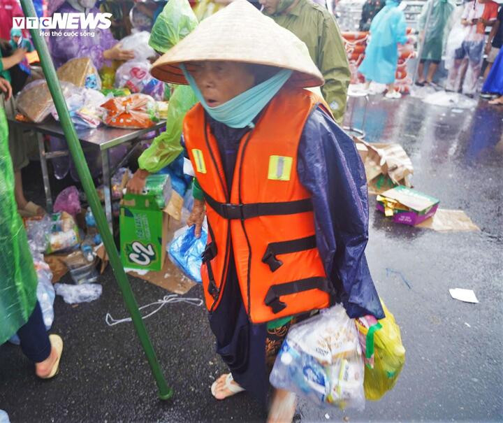 Một cụ già vừa được lực lượng chức năng Khánh Hòa cứu ra khỏi rốn lũ.