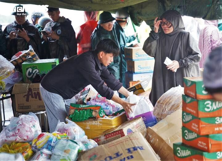 Hàng trăm suất lương thực từ các đội cứu trợ, doanh nghiệp và chính quyền địa phương được tập kết và phân phát miễn phí cho người dân vùng lũ.