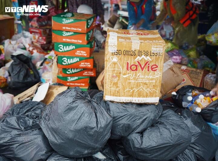 Thực phẩm chủ yếu là thức ăn sẵn như mì tôm, bánh mì, lương khô và nước lọc. Tất cả đều được phân chia thành từng túi nhỏ để dễ phân phát cho người dân tập kết và cung cấp cho những người còn mắc kẹt lại trong vùng lũ, chưa thể tiếp cận.