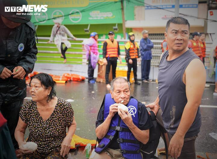 Các ông bà già được lực lượng chức năng, quân đội túc trực chăm sóc sức khỏe ngay tại lều dã chiến sau một đêm đầm mình trong nước lũ.