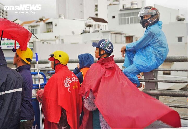 Người dân xếp hàng tại nút giao Ngọc Hội để khai báo thân nhân và nhận thực phẩm, lương thực miễn phí.