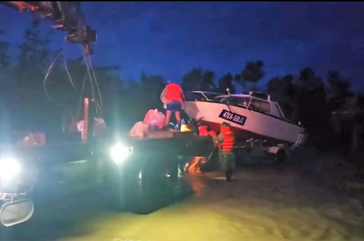 Ngay trong đêm 20/11, công tác cứu nạn, cứu hộ người dân còn mắc kẹt tại các khu vực xã Hòa Thịnh và các khu vực lân cận trên địa bàn tỉnh Đắk Lắk đang được cán bộ, chiến sỹ Công an tỉnh Đắk Lắk thực hiện tốc lực, xuyên đêm. (Nguồn: Công An tỉnh Đắk Lắk)