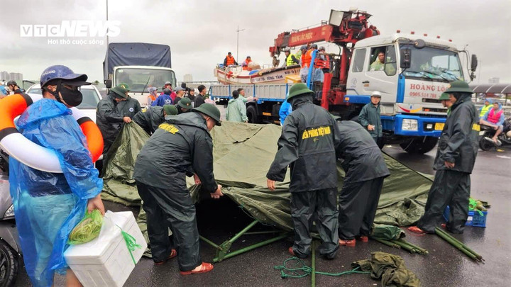 Chiều 20/11, hai lều dã chiến được lực lượng Quân đội tỉnh Khánh Hòa dựng tại nút giao Ngọc Hội, điểm giao giữa đường sắt Bắc – Nam với đường 23 Tháng 10 (quốc lộ 1C) và 19 Tháng 5.