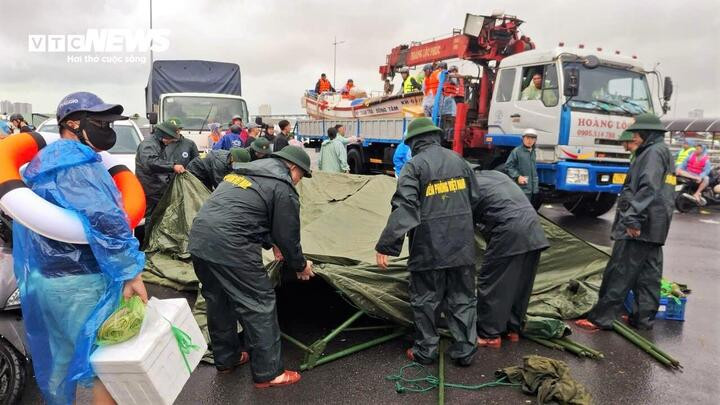 Chiều 20/11, hai căn lều dã chiến được lực lượng quân đội Khánh Hòa dựng tạm để người dân Nha Trang tránh trú, đồng thời làm nơi tập kết lương thực và phương tiện cứu hộ những ngày mưa lũ.