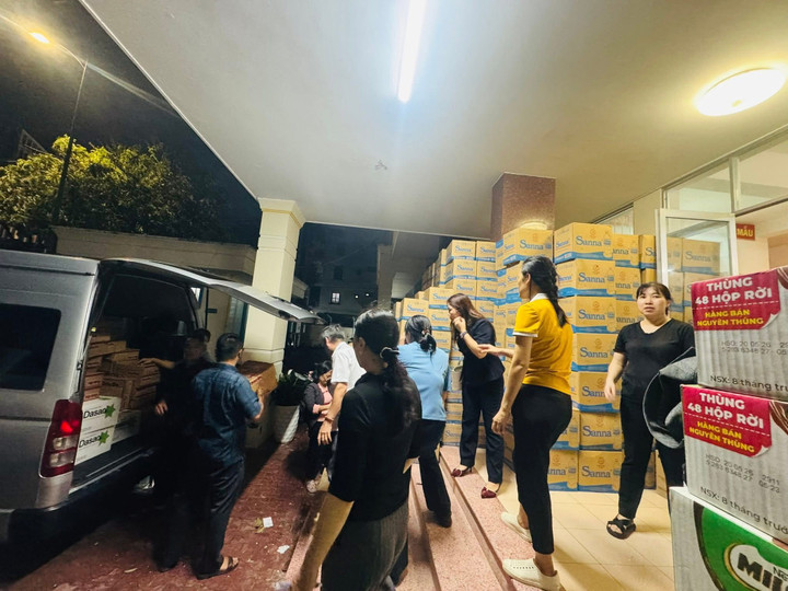 Những chuyến hàng cứu trợ được tập kết để phân bổ đến người dân vùng lũ.