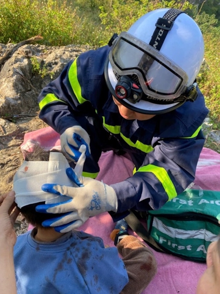 Lực lượng cứu nạn sơ cứu cho nạn nhân.