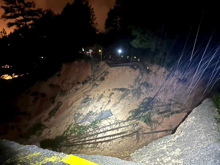 Điểm sụt lún rất lớn khiến đèo Mimosa chia cắt hoàn toàn.