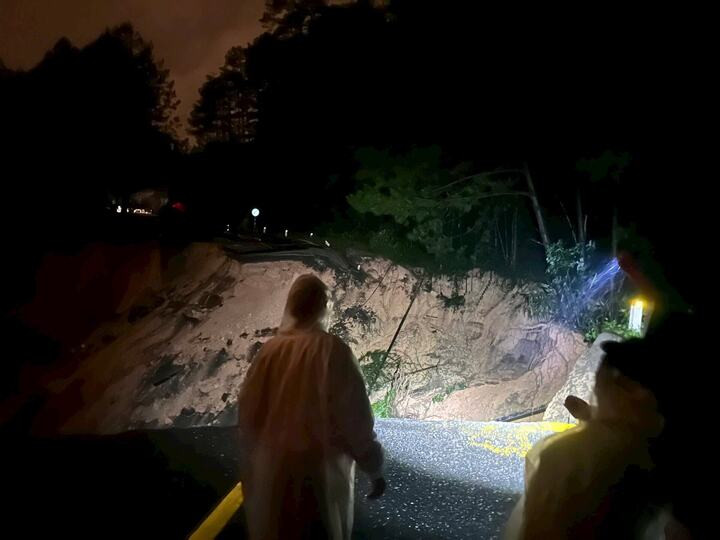 Sụt lún trên đèo Mimosa tạo thành hố sâu và rộng, chia tách toàn bộ mặt đường đèo