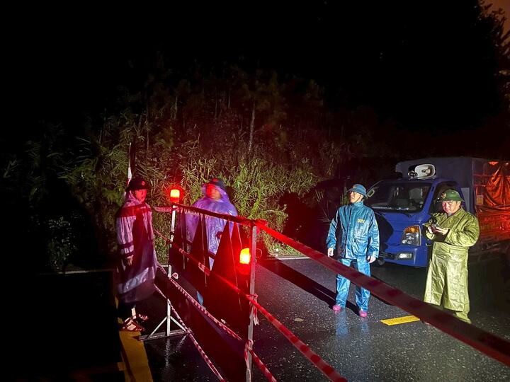 Lực lượng chức năng tỉnh Lâm Đồng có mặt ở hiện trường đặt biển cảnh báo, triển khai phương án cứu nạn cứu hộ