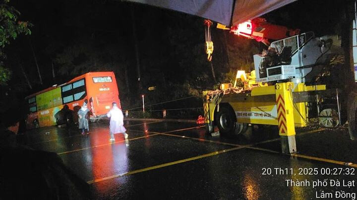 Chiếc xe khách 45 chỗ dừng ngay trước khu vực sụt lún trên đèo Mimosa.