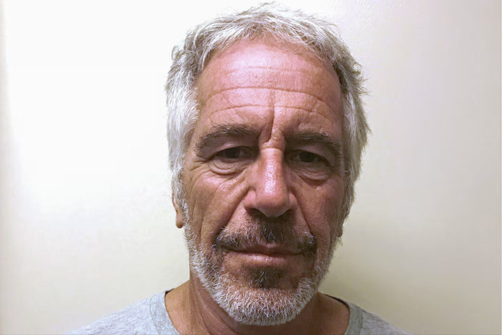 Jeffrey Epstein khi bị bắt giam.